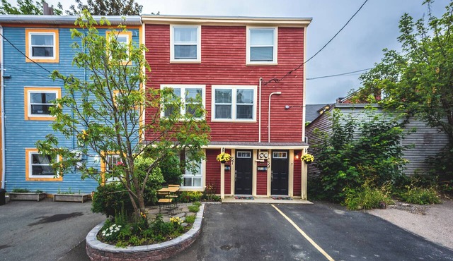Jellybean Dream upstairs apt: driveway, 4 bedrooms & near Bannerman Park!