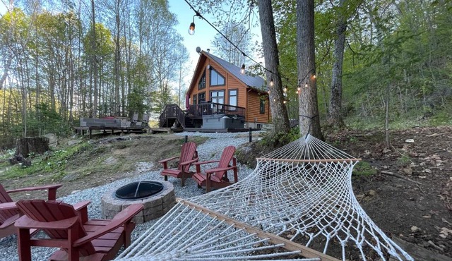 Joy's Chalet - Hottub, Lake, & Cottage