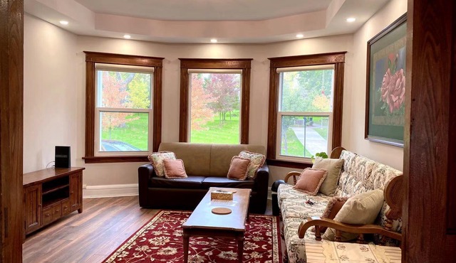 Juju’s house - Modern Vintage Rental unit at downtown Thorold