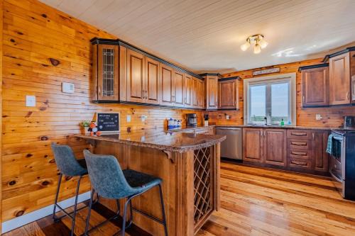 Junction Lookout Cottage 3BR, Hot Tub Water View