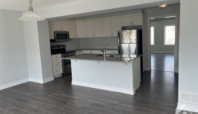 Kanata 3bed/2.5Bath/Sleeps 10/2000sqft Luxury End Unit Townhouse/UpgradedKitchen