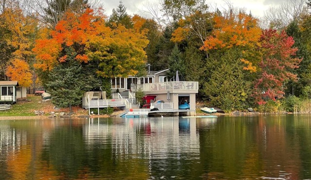 Kanata House - Charming Lakeside Cottage