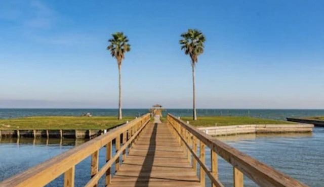 Katz Kozy Condo Poolside & Steps Away From Pier Townhouse Style 2BR/2BA in Rockport
