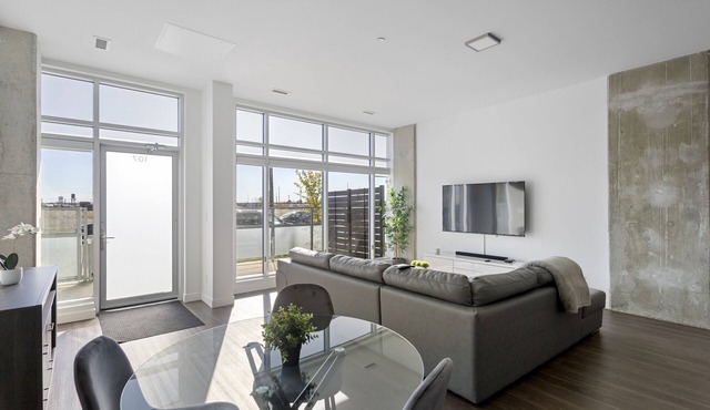 King Bed, 10 ft ceiling, 5 mins from downtown