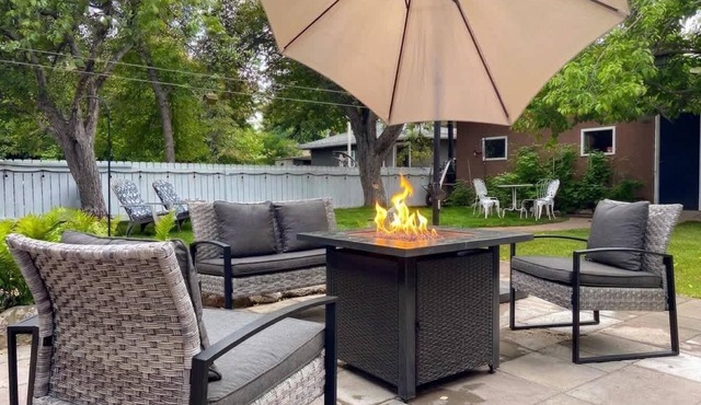 King Bed, AC, 75 min Banff, Newly Renovated