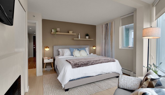 King Bed Apartment w/Pool, Sauna, Gym, & Free Parking ❤ The Urban Oasis