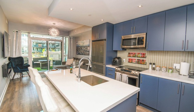 King Bed*Pool*Fireplace*BBQ*Smart TV in Innisfil