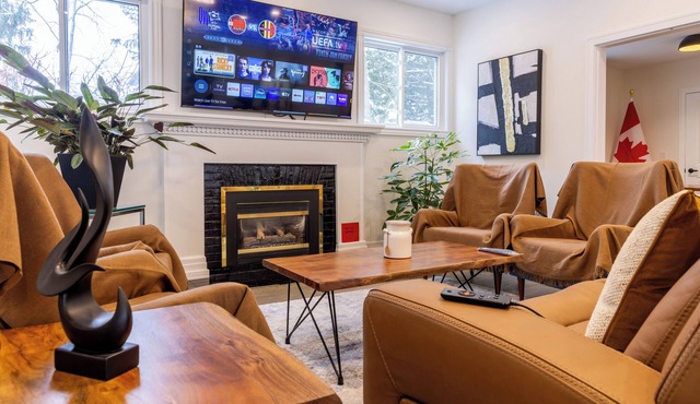King’s Gate Summer Deal*1.5 Min Walk to Queen St*4 King Beds*4.5Baths*6 Parking