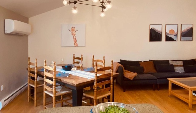 KingstonStays The Neighbourhood, Expansive loft, free parking