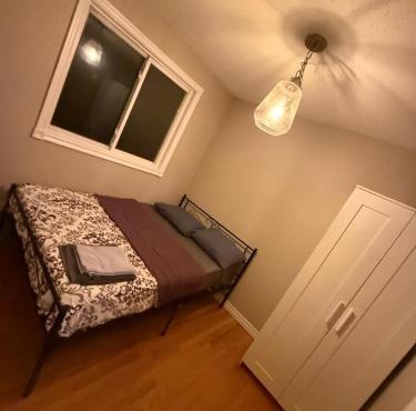 Kitchener Cheapest Stay Near Downtown, Airport- Self Checkin,24 Hrs