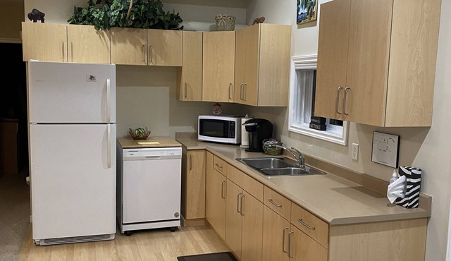 Knox Mountain Hillside suite nestled between mountains, 5 min from Okanagan Lake