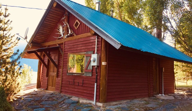 Kootenay Lake Lodge -Cabin for 2 guests- only two minute walk to the water !