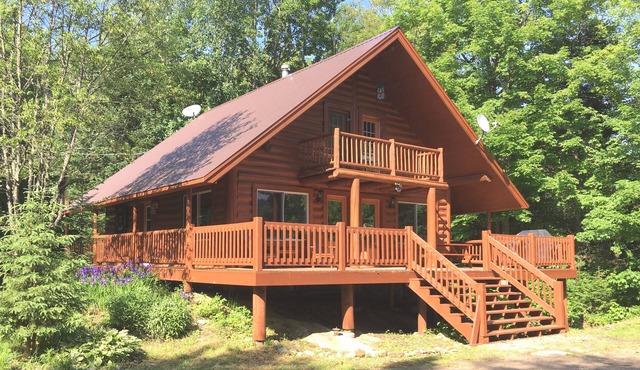 "L'Autentique, four-season log cabin