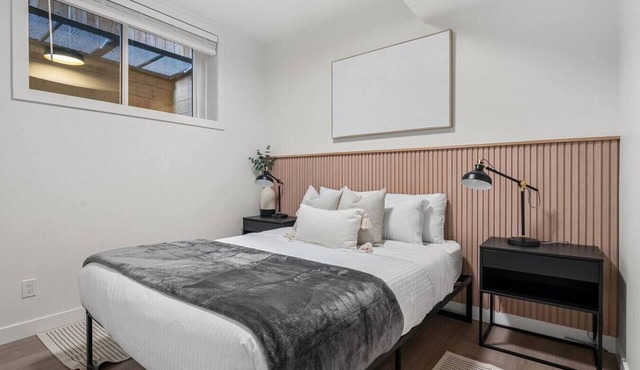 La Petite | Hot Tub | Kensington | Fenced Yard