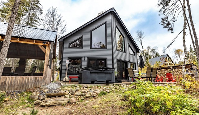 La Source du Bonheur – Splendid Cottage on the Mekinac River & Spa