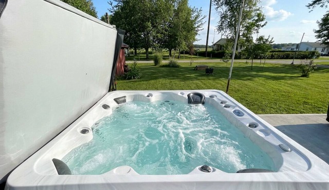 Lake Erie Cottage: Hot Tub, Paddle Board & Firepit