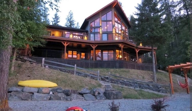 Lake front cabin on Tie Lake. Sleeps max 10. Ideal for 2 or 3 familes.