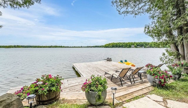 *Lake House Escape* 4 BR Family Cottage on Water in Grey Highlands