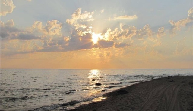 Lake Huron Beach House - Spectacular Sunsets
