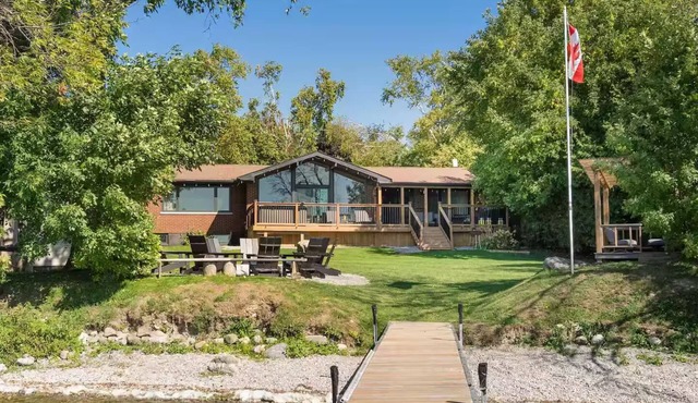 Lake Scugog Waterfront Cottage | Hot Tub, Firepit & Pool Table