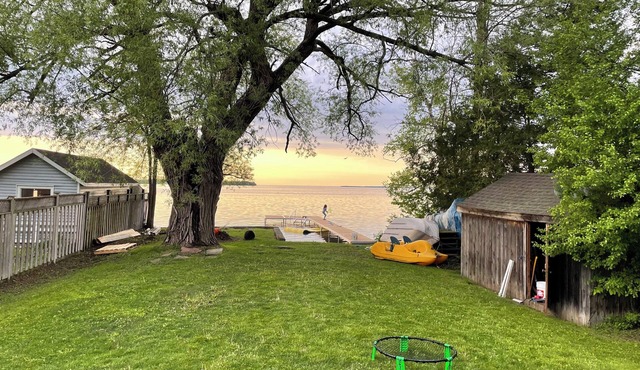 Lake Simcoe Getaway — Just 1 Hour from Toronto! Family cottage rarely offered!