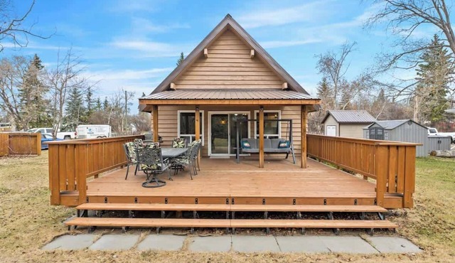 Lake Vibes 3 BD 1 BA Cottage steps from the Lake