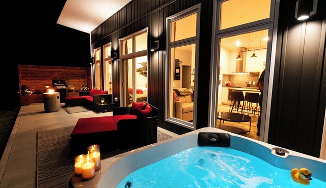 Lake View Cottage W/Private Hot Tub-Moose Meadow in West Bay