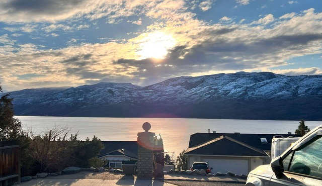 Lake View House In Peachland