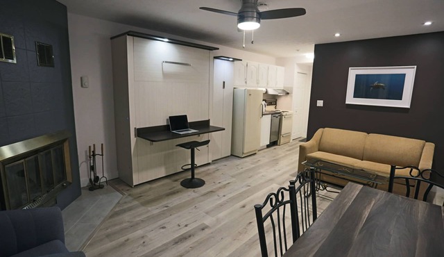 Lake view w/pools, hot tub & sauna! Walk to old Magog. 10min drive to Mt Orford