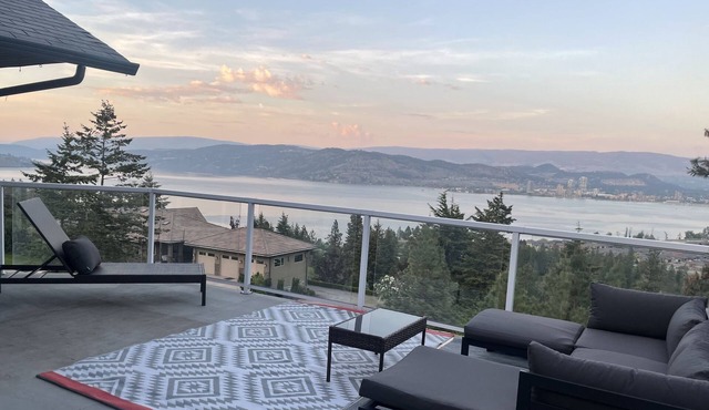 Lake Views Beach Home - 6 mins to Downtown Kelowna