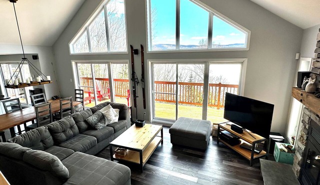 Lakefront cottage - amazing Lake Archambault