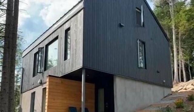 Lakefront cottage in the Laurentians