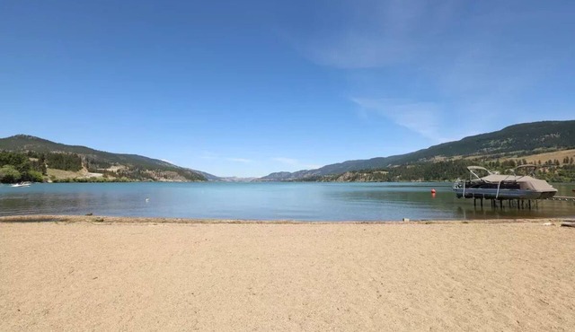 Lakefront - 2 bedroom Suite - Fully Furnished - Sleeps 4+n