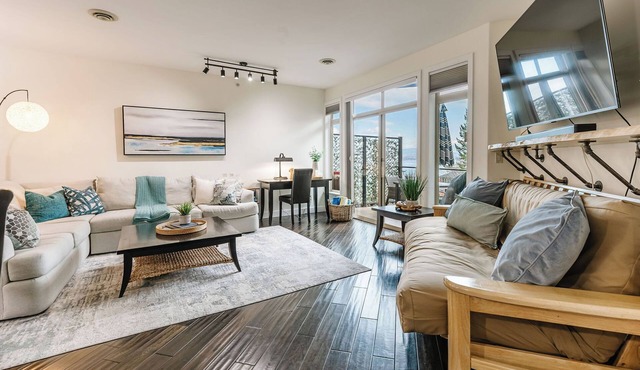 Lakefront 3-bedroom at Barona Beach with pool, hot tub, gym, private patio & lake views. Steps to beach, 4–9 min to top wineries, 9 min to cafés & dining, 18 min to downtown Kelowna & YLW. Ideal for families or couples.
