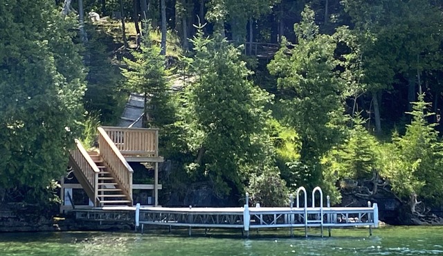 Lakefront 3-bedroom family friendly cottage on Lake Kagawong