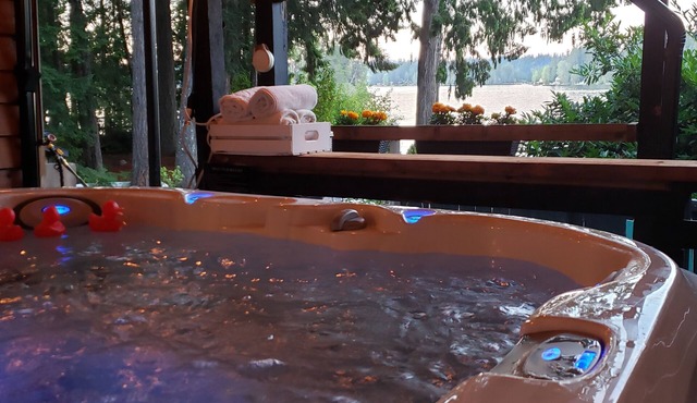 Lakefront Basement Suite with Hot Tub
