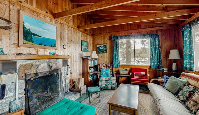 Lakefront cabin on Long Pond with wood fireplace, deck, lake views, books in Mount Desert