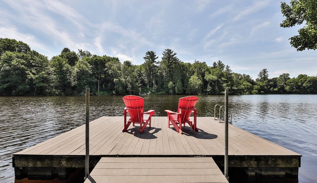 LAKEFRONT CHALET/FAMILY HOME- beautiful water views, hot tub, outdoor activities