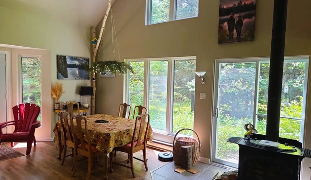Lakefront Cottage for Rent – 30 Minutes from Ottawa