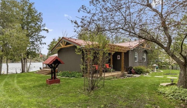 Lakefront cottage