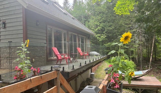 Lakefront cottage located on a wooded and peaceful lot