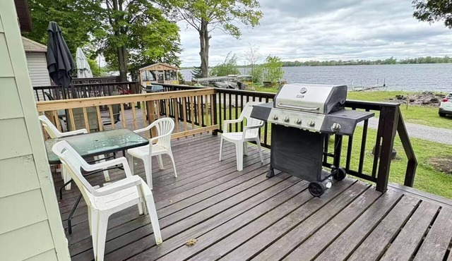 LAKEFRONT COTTAGE #3- Less than 30 minutes to Sandbanks! Fishing and boating