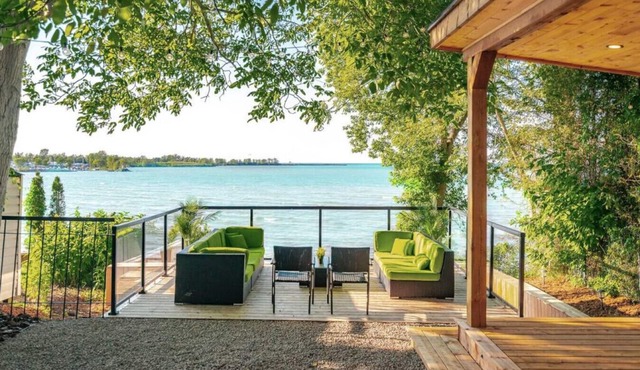 Lakefront Cottage - Bright & Cozy w/Stunning View in St. Catharines