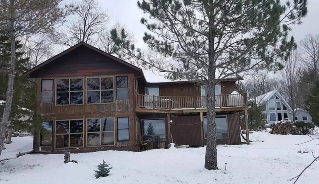 Lakefront cottage on Upper Chemong lake-4 seasons