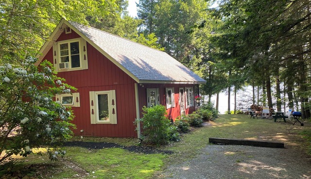 Lakefront Cottage in Hartland