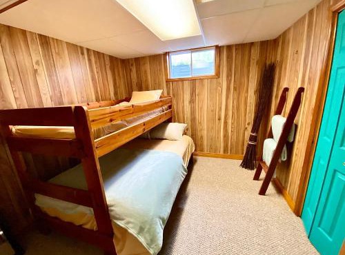 Lakefront Cottage w Grand Cabin Room