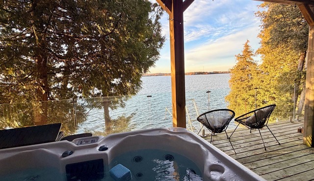 Lakefront Cottage w/New Hot Tub, Skiing Nearby, Games Room & Stunning Views