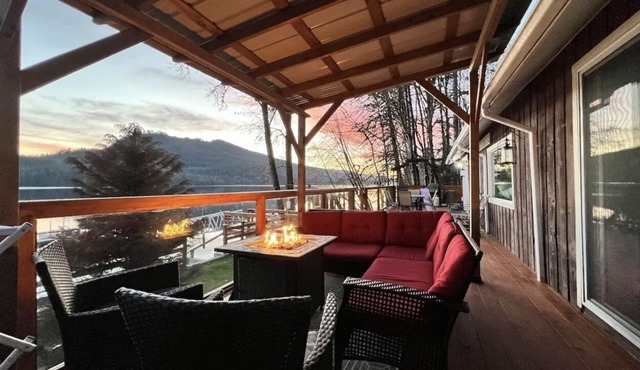 LAKEFRONT Cottage-w-private Hot Tub