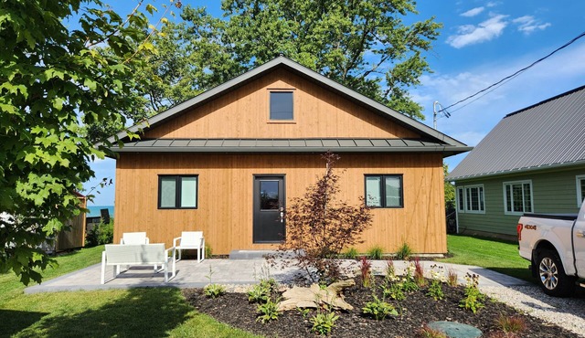 Lakefront Cottage with Private Beach, in beautiful Grand Bend