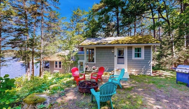 Lakefront cottage with dock, screened porch, & Island in Biscay Pond